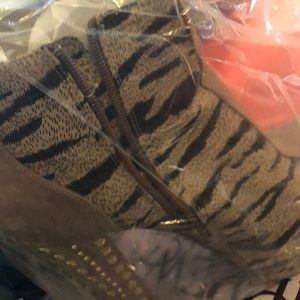 im selling these fashinable heels